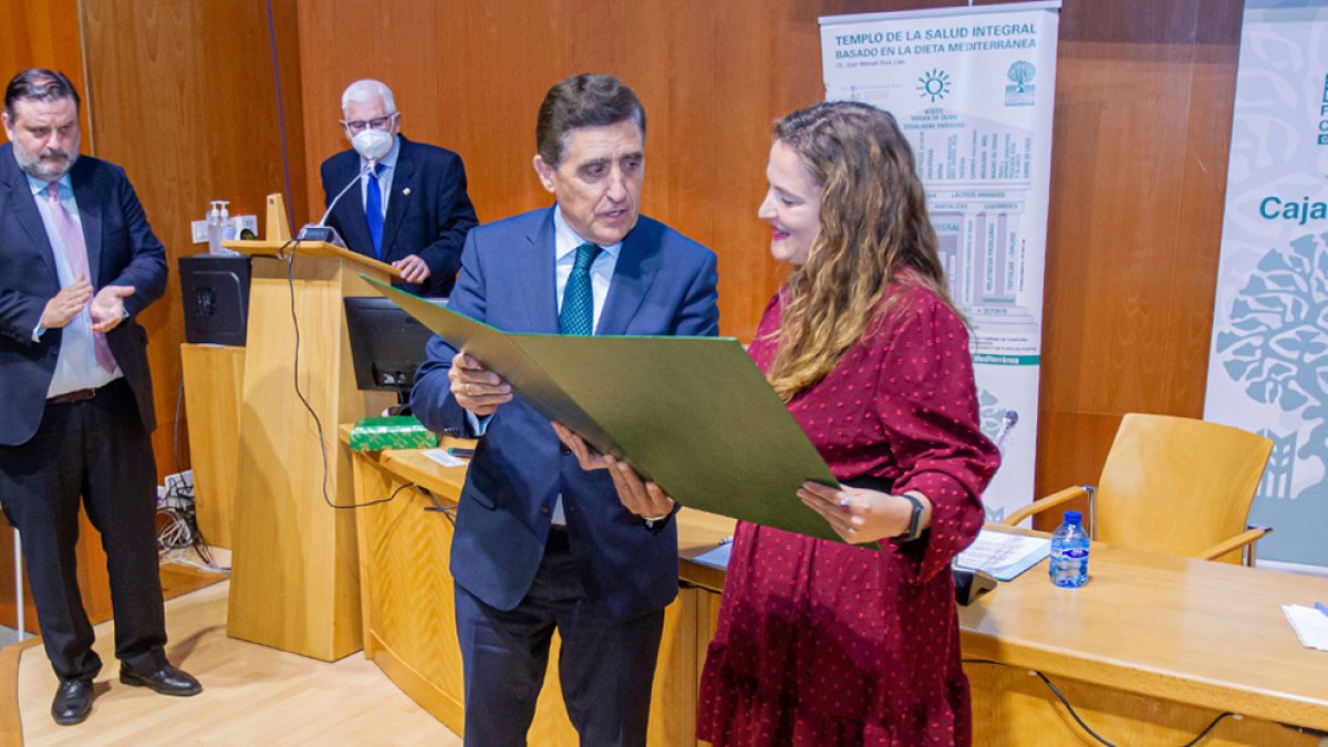 Patricia Sancho recibe el reconocimiento de manos de Carlos Martinez de Caja Rural - MARIO TEJEDOR