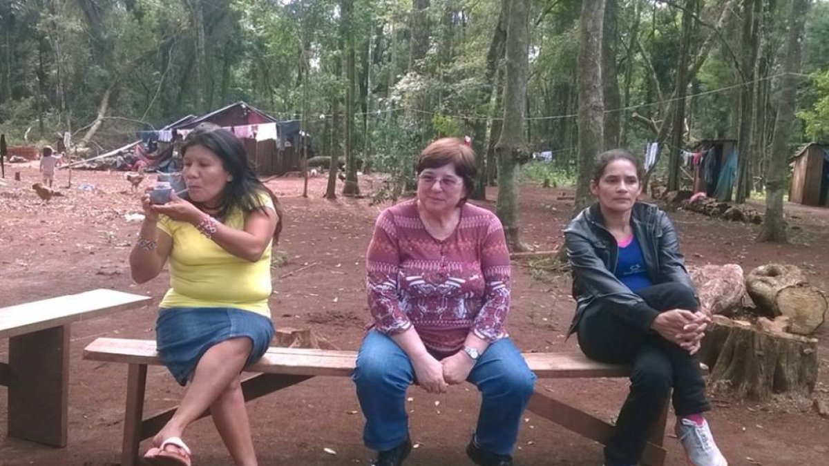 María Victoria, en el centro, flanqueada de dos mujeres argentinas, una de ellas (la que está a la izquierda), con rasgos indígenas.-
