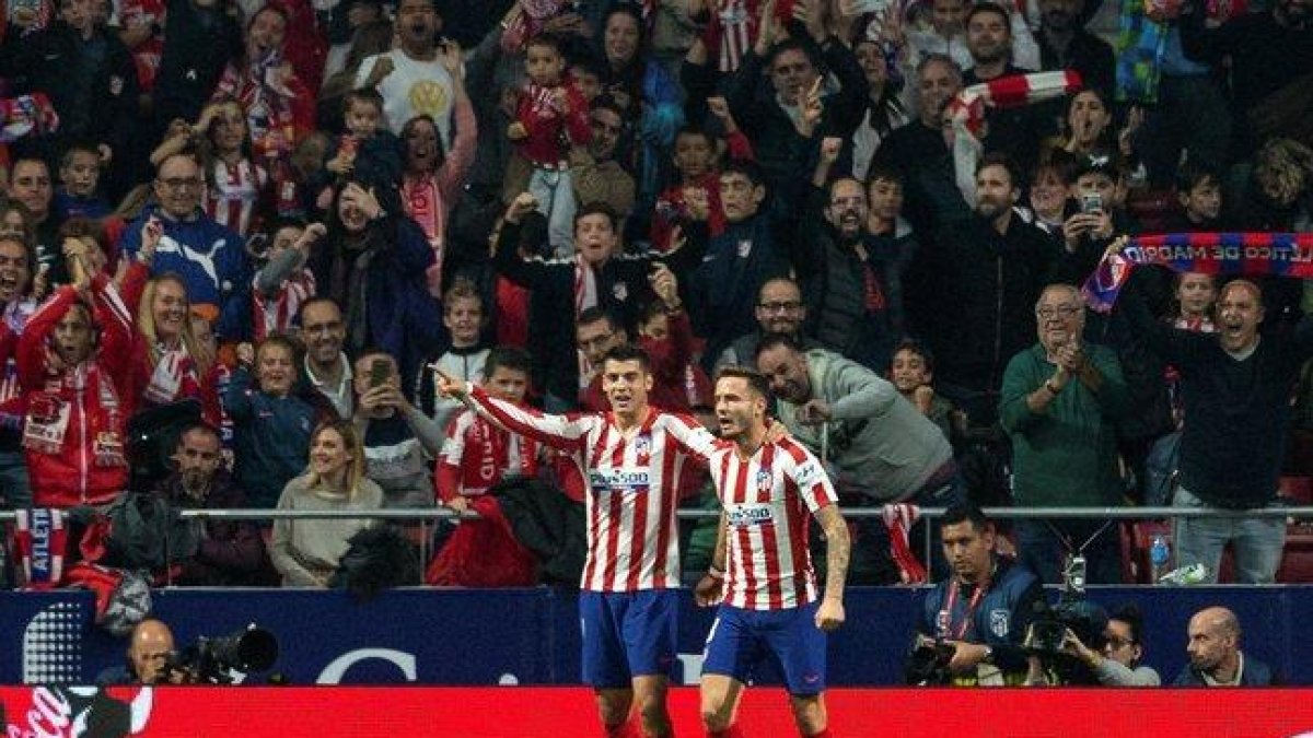Los atléticos Saúl (d) y Morata celebran el 1-0 ante el Athletic.-EFE