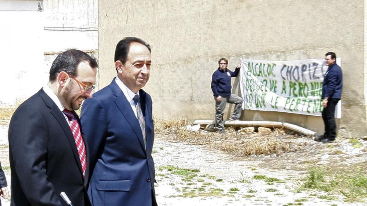 Pancarta desplegada el 15 de mayo de 2016 en la romería del Cautivo.-MARIO TEJEDOR
