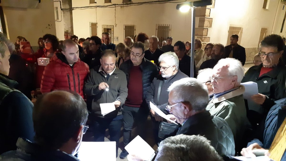 Los vecinos de Tajueco entonan sus ancestrales Cánticos. Á. A.