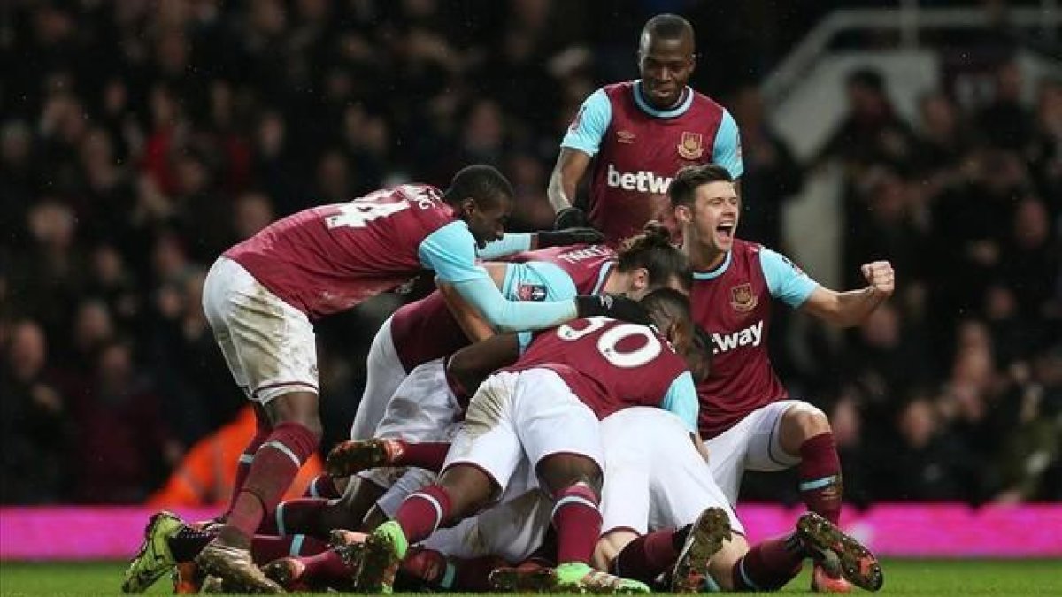 Los jugadores del West Ham celebran el último gol ante el Liverpool.-REUTERS / MATTHEW CHILDS