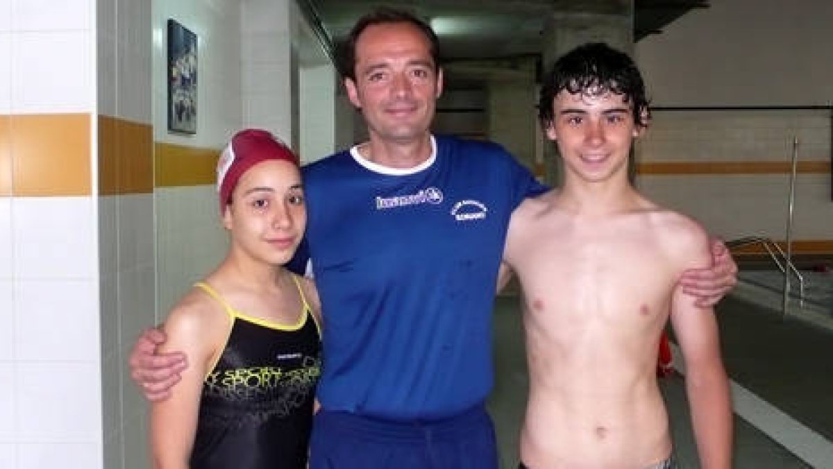 Marcos Tierno y Claudia Tierno junto a su entrenador Montxo Fernández. / C.N. SORIANO-