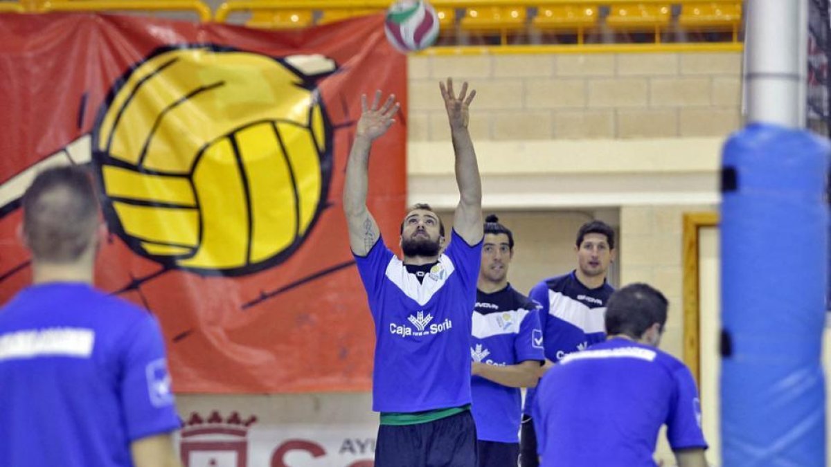 El Río Duero inició ayer los entrenamientos después de unos días de descanso por las fiestas navideñas.-MARIO TEJEDOR