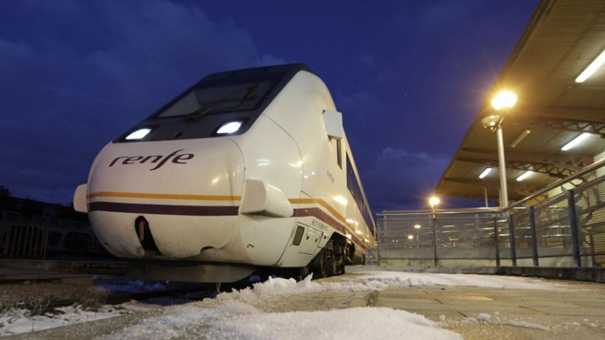El tren a punto de salir de la estación-Luis Ángel Tejedor