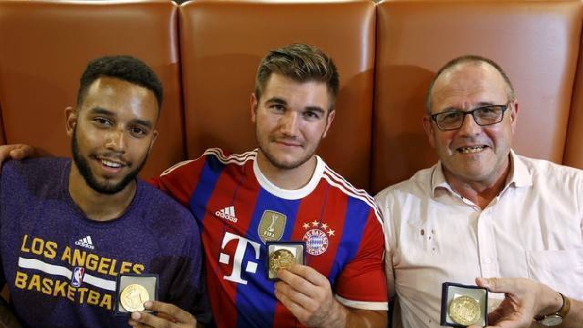 Anthony Sadler, amigo de los dos militares de EEUU, Alek Skarlatos, de la Guardia Nacional, y el británico Chris Norman con las medallas por su valentía.-Foto: REUTERS / PASCAL ROSSIGNOL