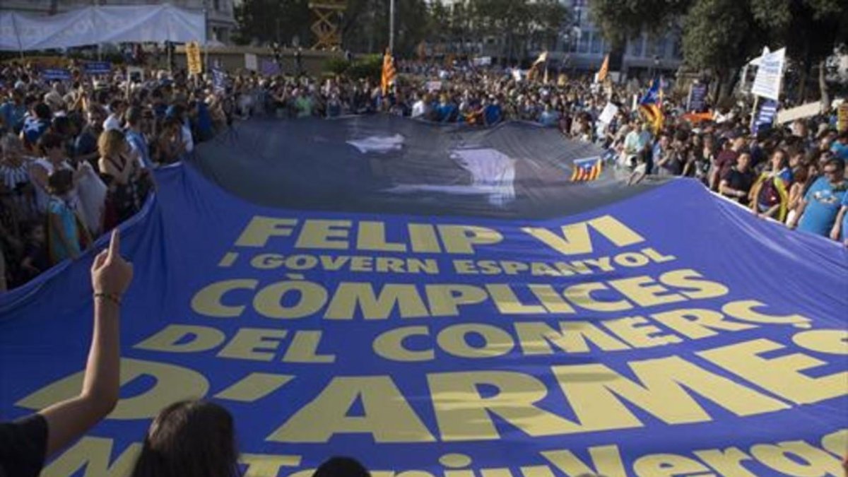 Una pancarta contra el Rey y Rajoy en la manifestación del sábado en Barcelona. /-ALBERT BERTRAN