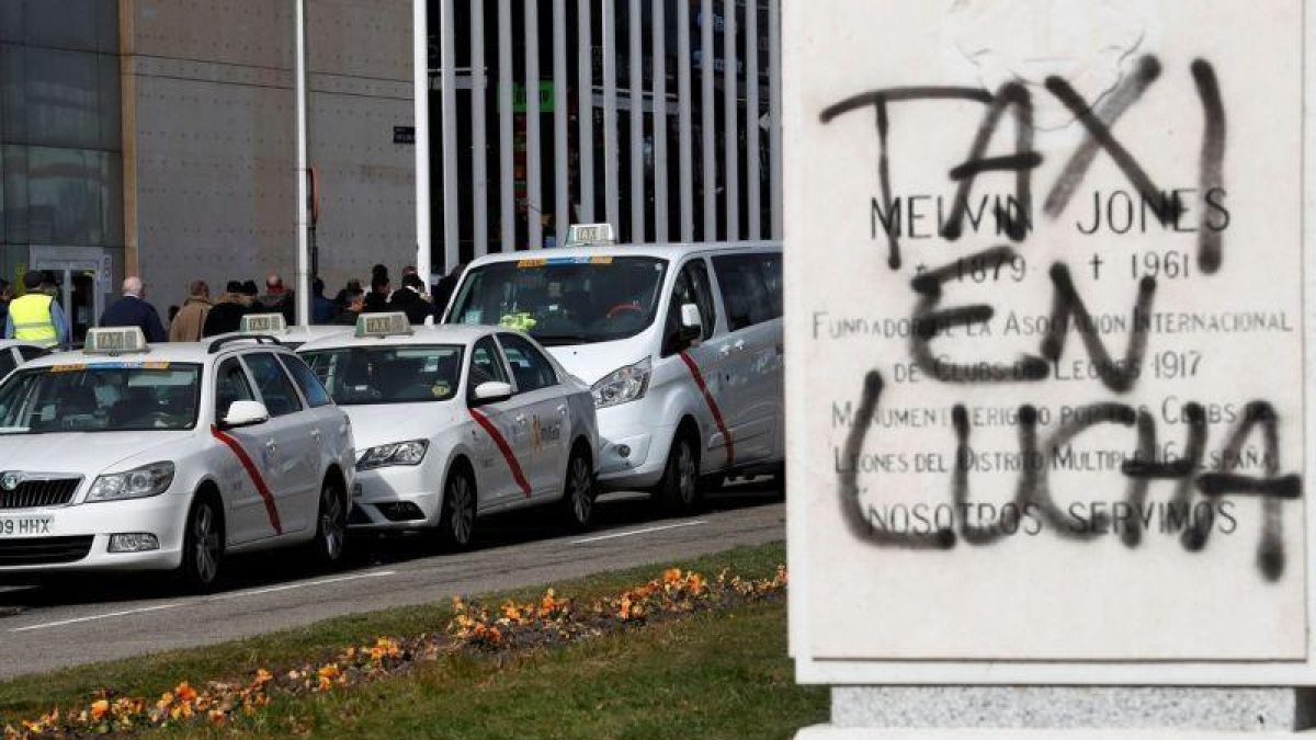 Huelga de taxistas en los alrededores de Ifema, este jueves en Madrid.-CHEMA MOYA (EFE)