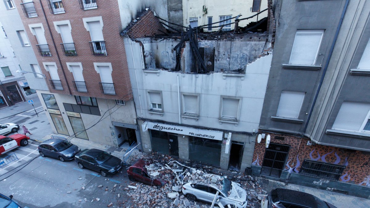 Estado en el que quedó la vivienda y el edificio, con los cascotes caídos a la calle.-ICAL