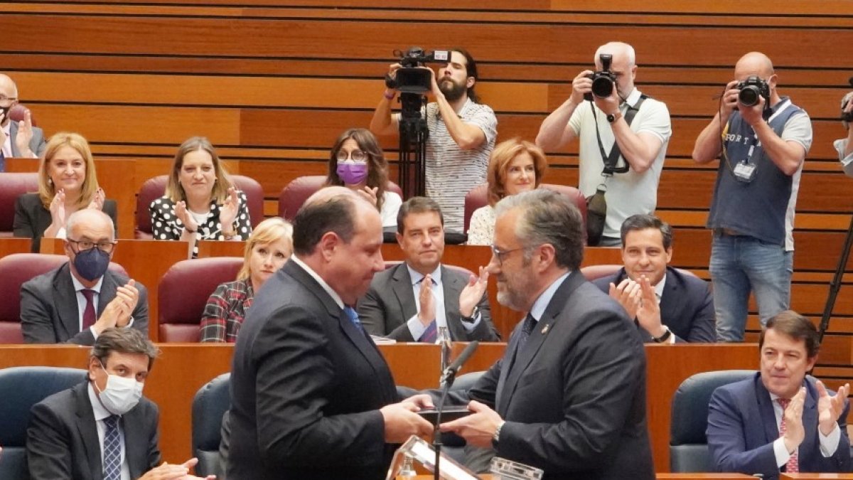 Pedro Antonio Heras y Carlos Pollán en la toma de posesión del primero como procurador por Soria. MÍRIAM CHACÓN-ICAL