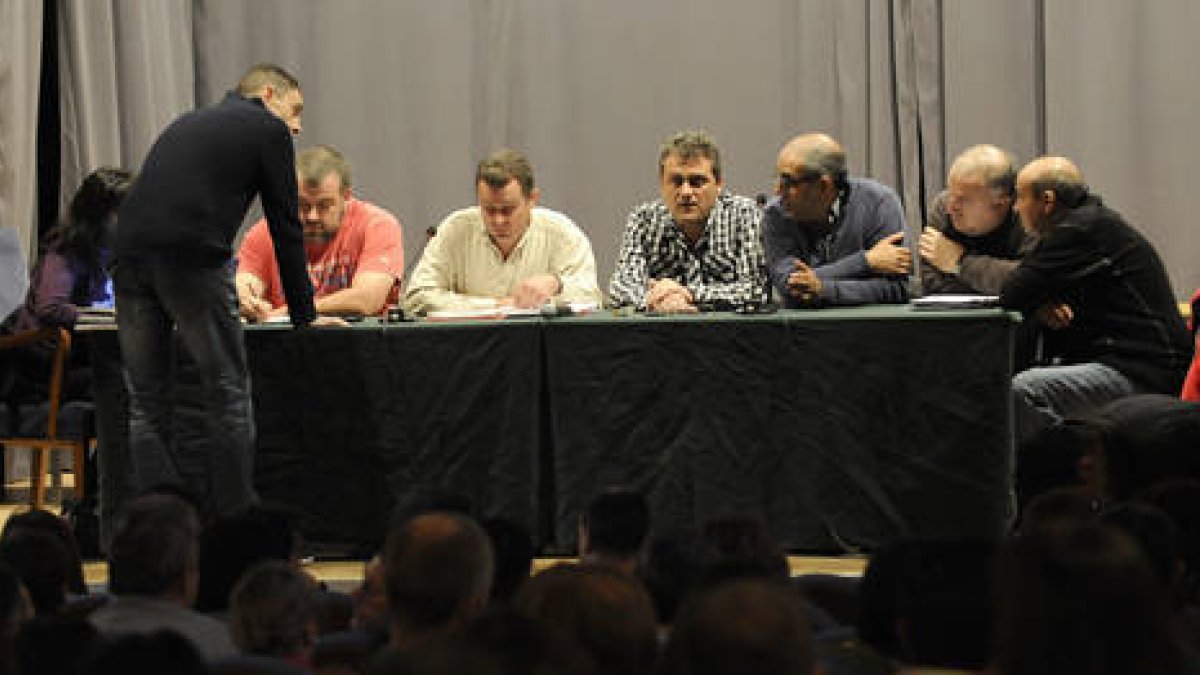 Los miembros del Comité al principio de la asamblea. /ÚRSULA SIERRA-