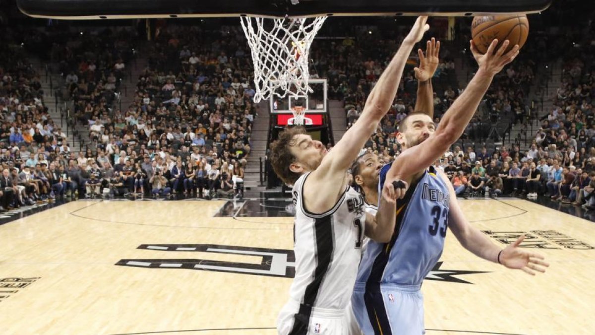 Los hermanos Gasol, en pleno duelo.-OOBUM IMM / USA TODAY