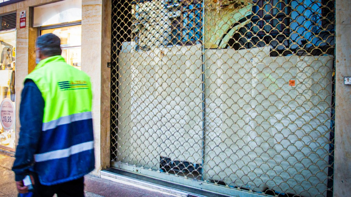 Local cerrado en el centro de Soria. MARIO TEJEDOR