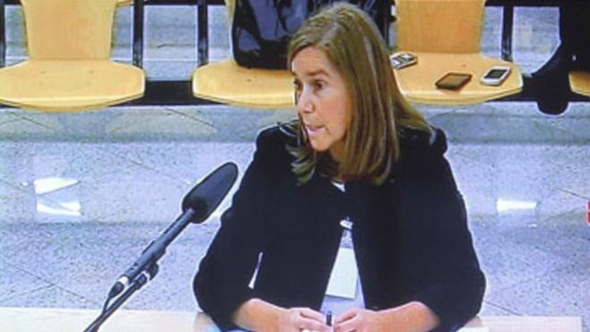 La exministra de Sanidad, Ana Mato, respondiendo ante el juez.-