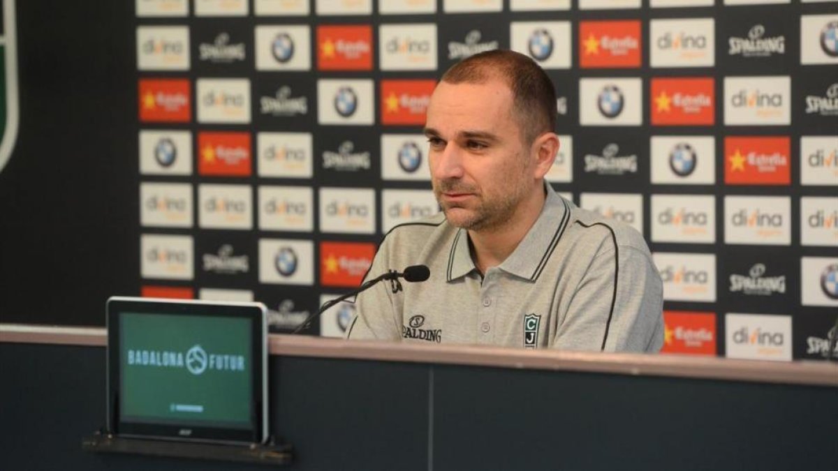 Carles Duran, en su primera rueda de prensa como nuevo entrenador del Divina Joventut.-EL PERIÓDICO