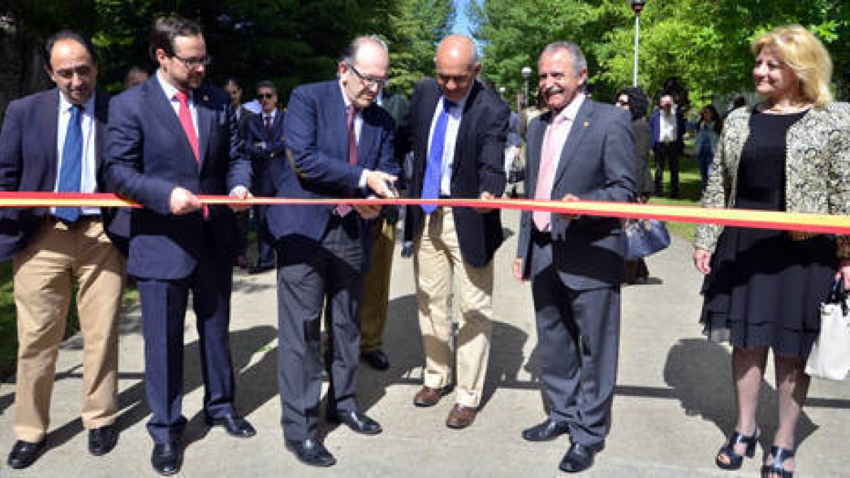 Manuel López, Miguel Armillas, José Manuel Jiménez, Juan Delibes, José Antonio de Miguel y Ascensión Pérez en la apertura de la feria. / ÁLVARO MARTÍNEZ-