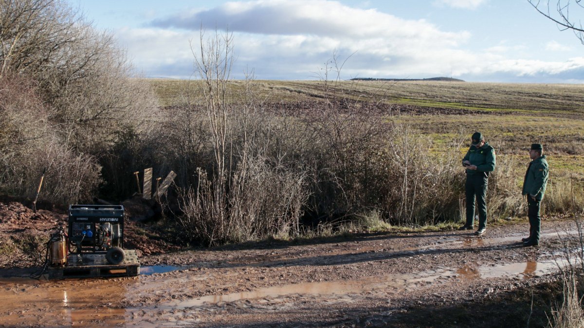Aspecto del vertido de aceite que está siendo bombeado. GONZALO MONTESEGURO