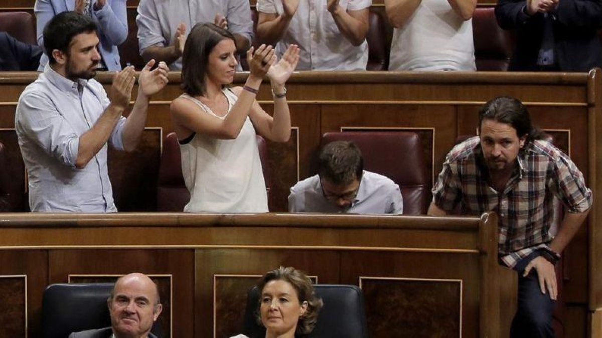 Ramón Espinar e Irene Montero aplauden a Pablo Iglesias en el Congreso.-JOSE LUIS ROCA
