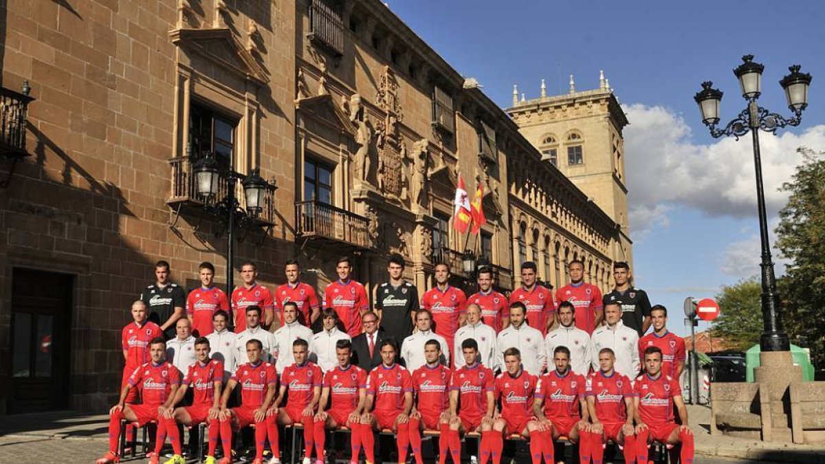 El Numancia se hizo ayer la foto oficial de la temporada con el Palacio de los Condes de Gómara de fondo.-ÁLVARO MARTÍNEZ