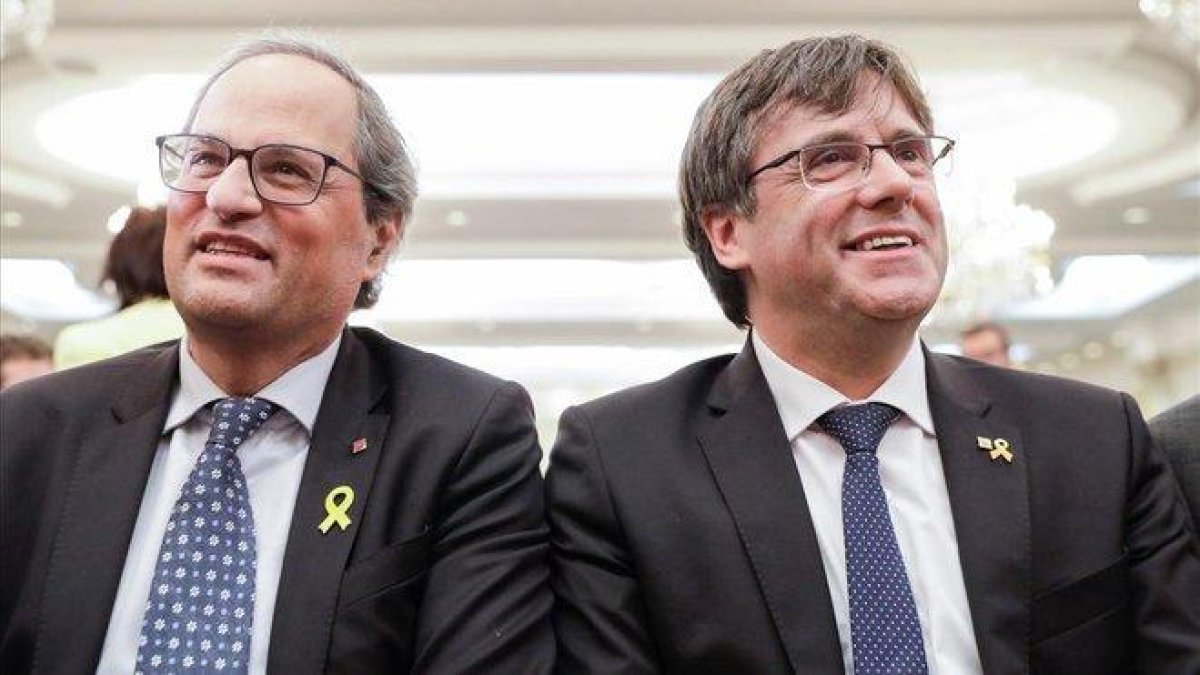 El ’president’ del Govern, Quim Torra, y el expresidente Carles Puigdemont.-THIERRY ROGE (AFP)