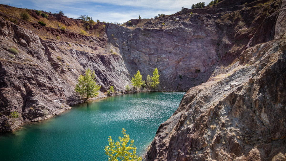 Vista de la Mina Petra de Ólvega, una antigua mina de hierro en Soria y ahora laguna de color turquesa. GONZALO MONTESEGURO
