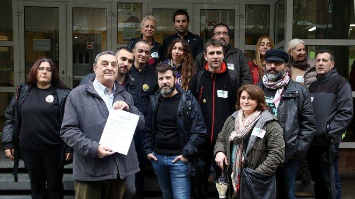 Representantes del sindicato IAC, el ’lobby’ Taxi Project y el bufete de abogados Col·lectiu Ronda; que han presentado denuncia contra Cabify en Inspección de Trabajo.-PAU CORTINA