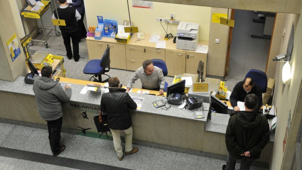 Instalaciones de entrega de paquetes en la oficina de Correos de Soria.-HDS