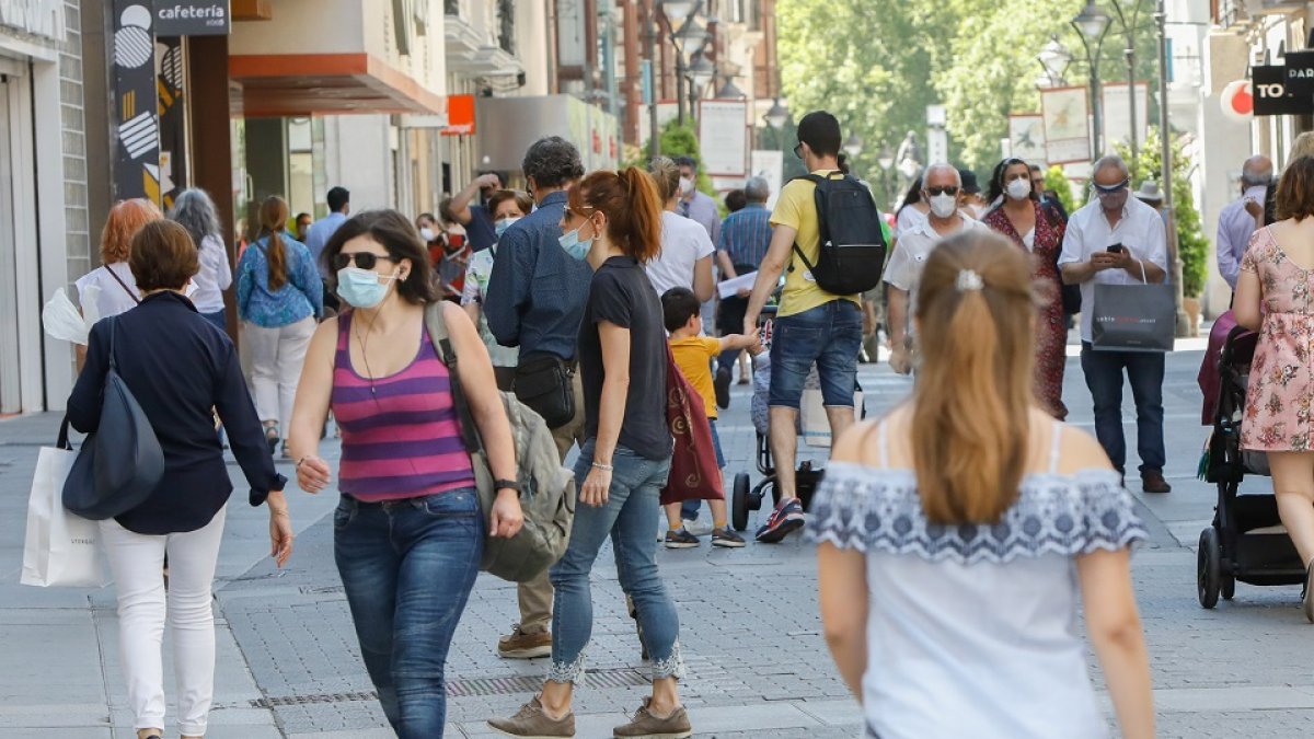 Gente paseando por la calle Santiago (Valladolid). - JUAN MIGUEL LOSTAU