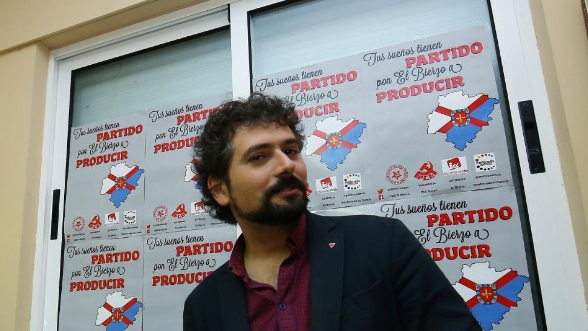 El procurador autonómico de Izquierda Unida, José Sarrión, durante la presentación en Ponferrada de la campaña 'Tus sueños tienen partido, pon El Bierzo a producir'-ICAL