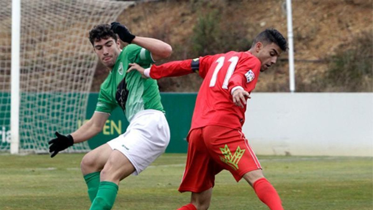 En la imagen superior el jugador del filial Moha y en la inferior los juveniles Vidorreta y Ceínos celebran un gol.-Luis Ángel Tejedor