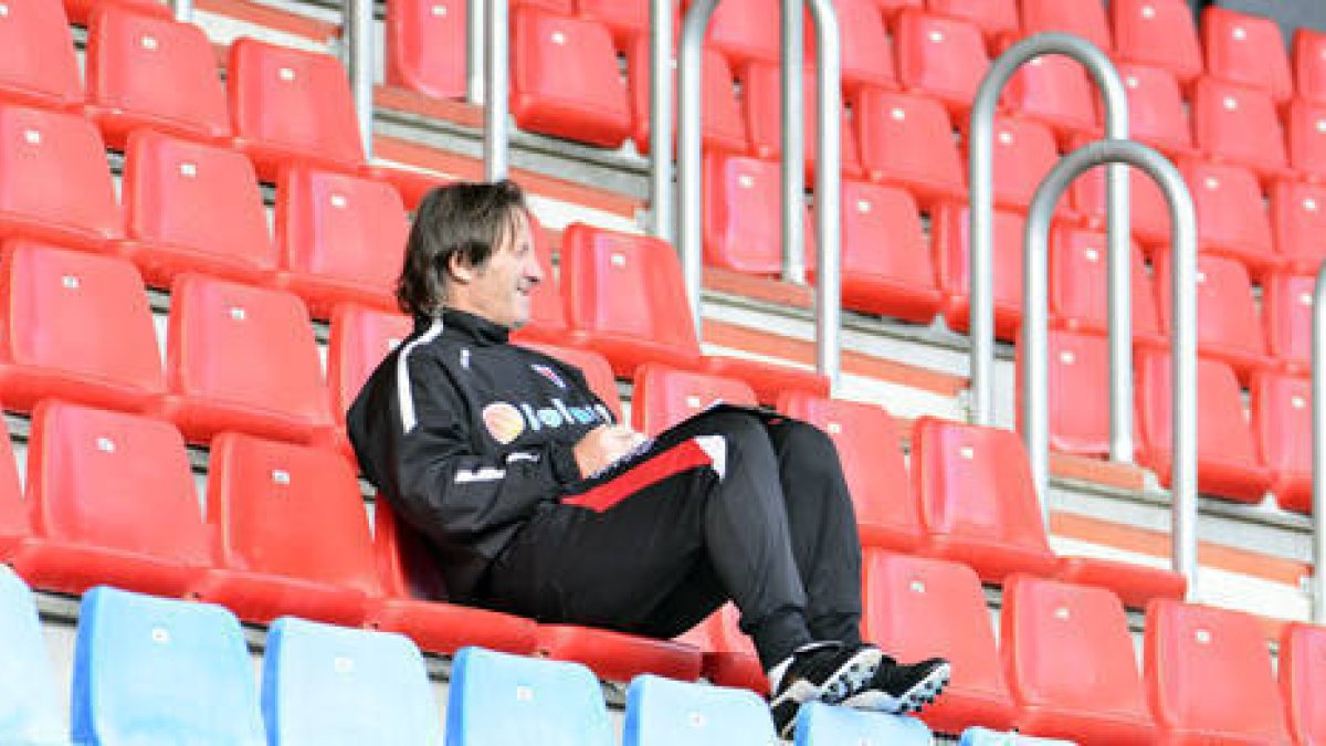 Juan Antonio Anquela observa un entrenamiento desde la grada de Los Pajaritos. / ÁLVARO MARTÍNEZ-