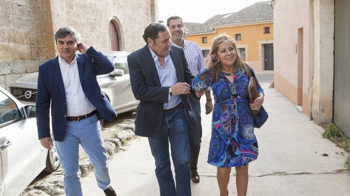 El candidato a la alcaldía de Toro, Jesús Sedano; el consejero de sanidad, Antonio María Säez; y la candidata a las cortes, Rosa Valdeón, intervienen en un acto público del Partido Popular en Tagarabuena-Ical