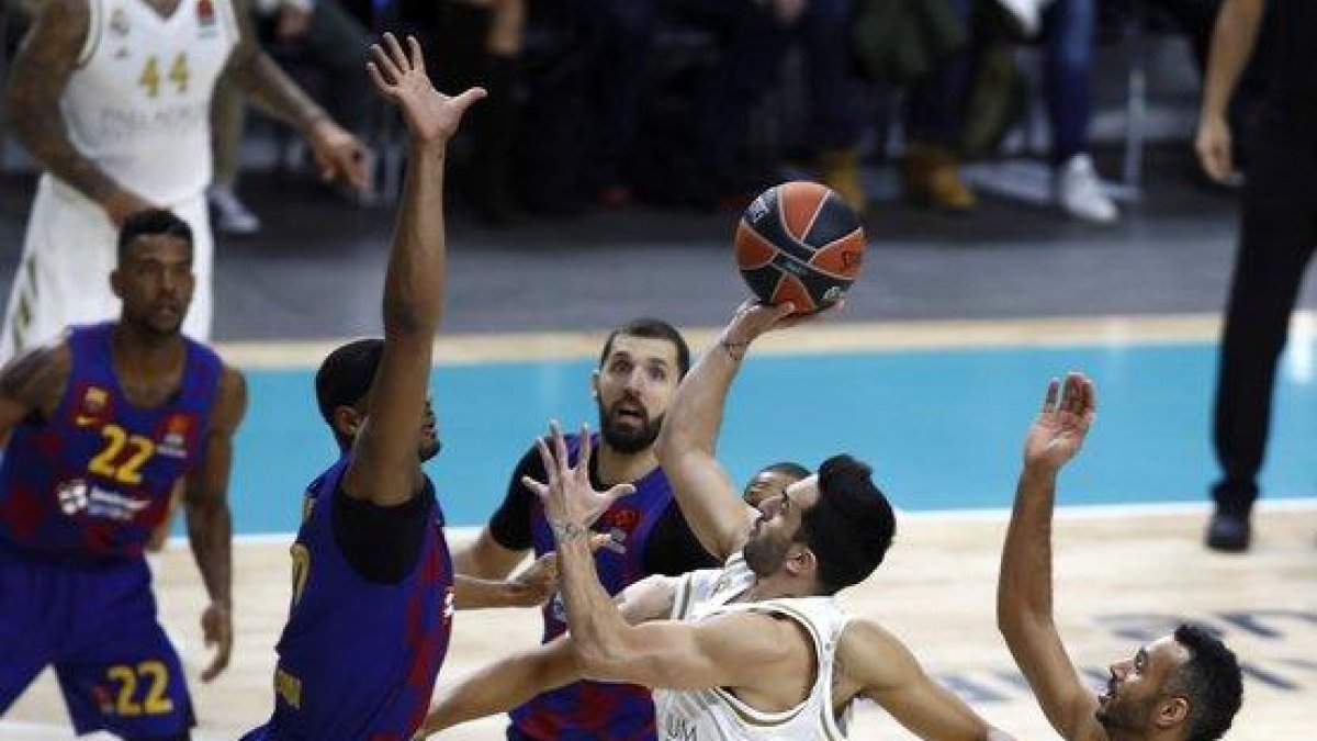 Facundo Campazzo busca la canasta rodeado de jugadores azulgranas. / EFE / JAVIER LÓPEZ HERNÁNDEZ-EFE / JAVIER LÓPEZ HERNÁNDEZ