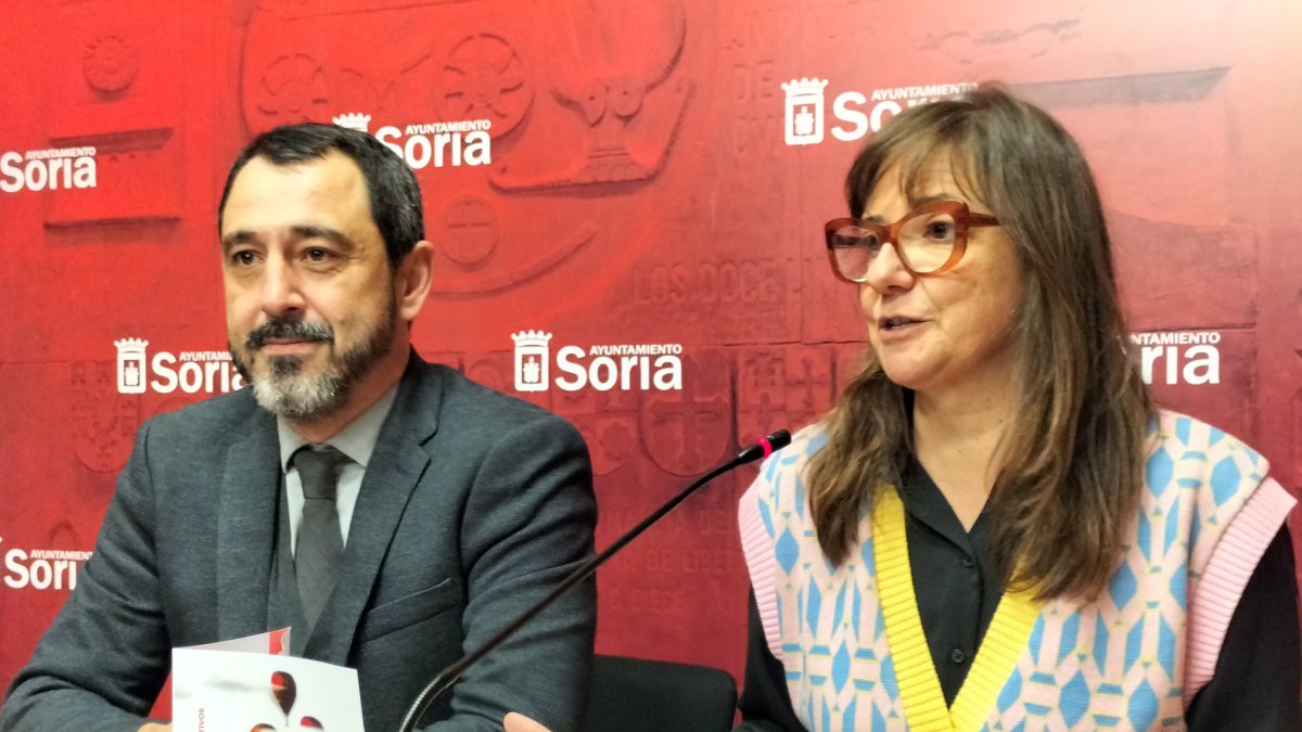 Javier Muñoz y Gloria Gonzalo, ayer en la presentación de los Presupuestos Participativos. J.A.C.