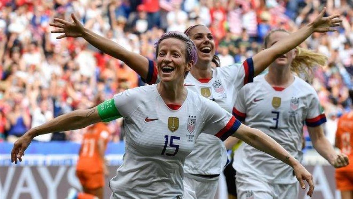 Megan Rapinoe  celebra el gol de penalti con el que abrió el marcador en la final.-AFP