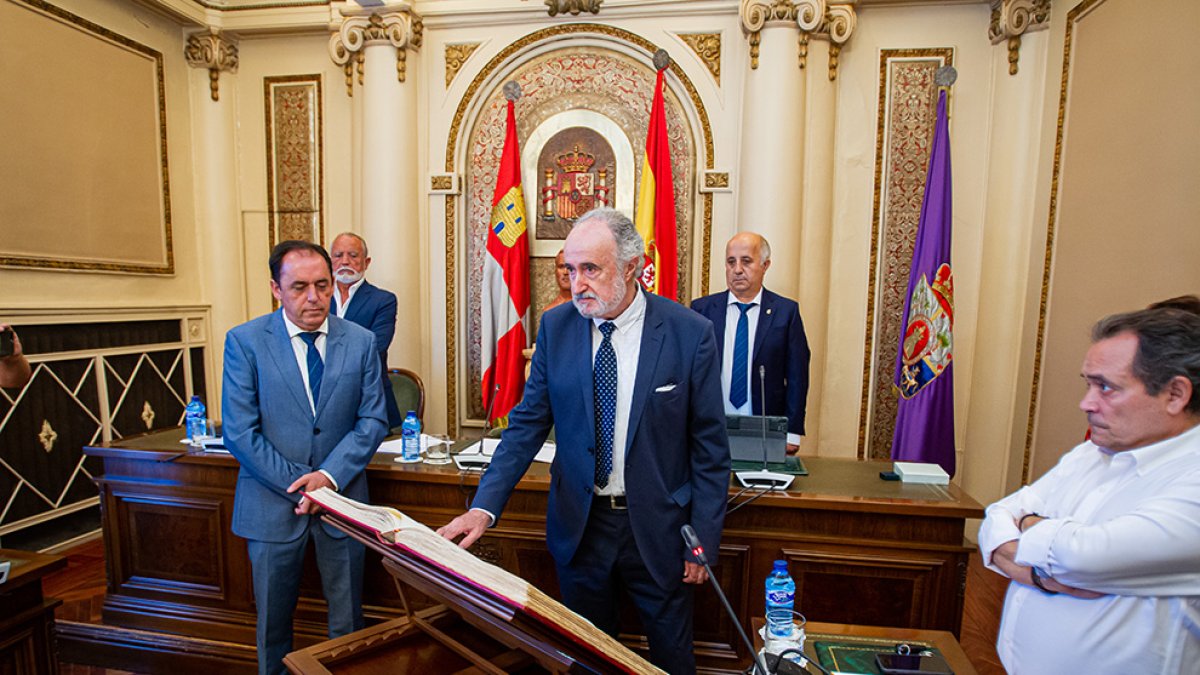 Constancio Beamonte San Miguel toma posesión del cargo de diputado. MARIO TEJEDOR