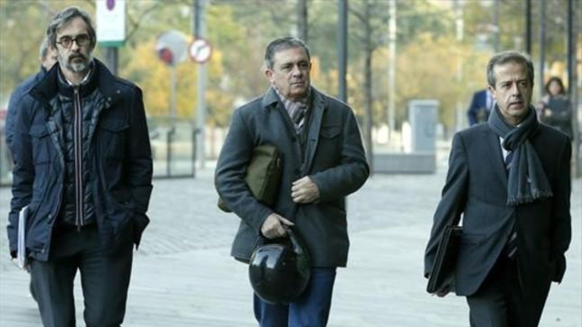 Jordi Pujol Ferrusola, en el medio, junto con sus abogados.-EFE / ANDREU DALMAU