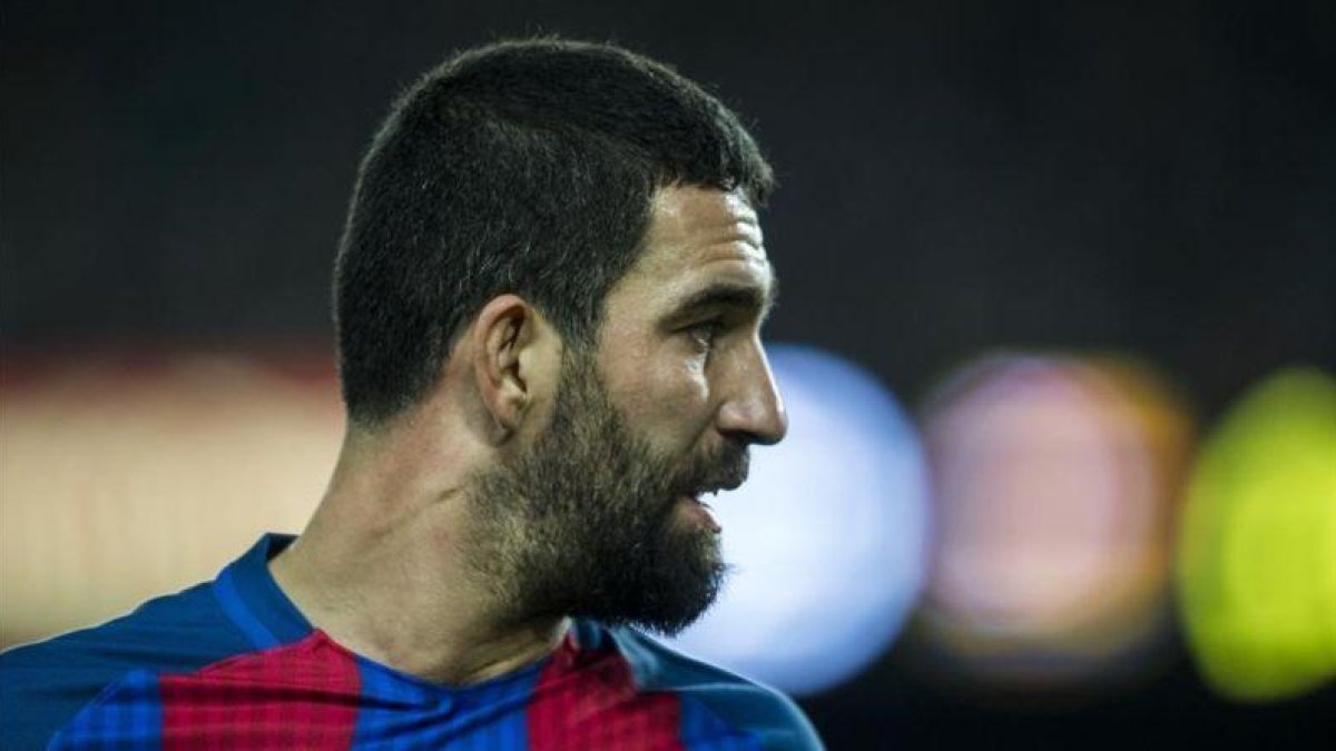 Arda Turan, en un partido del Barça de la temporada pasada.-JORDI COTRINA