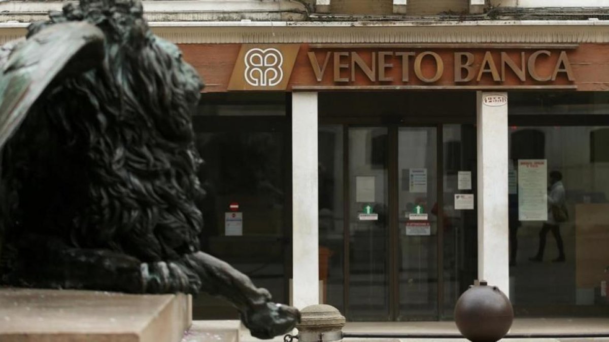 Oficina de Veneto Banca en Venecia.-REUTERS / ALESSANDRO BIANCHI