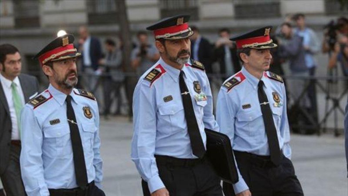 El mayor Josep Lluís Trapero, en el centro, llegando a la Audiencia Nacional.-DAVID CASTRO