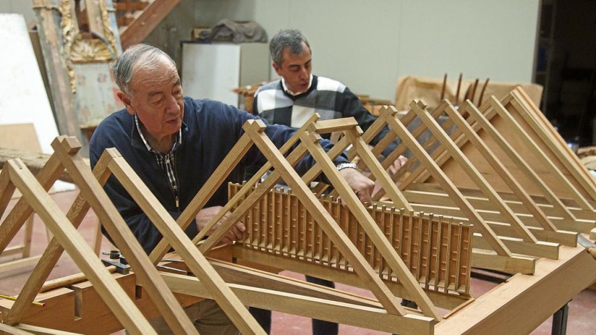 José Alonso y Carlos Alonso durante los trabajos de construcción de un artesonado.-J. L. C.