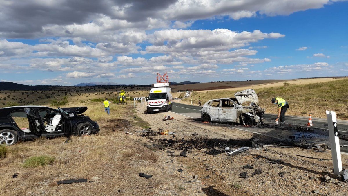 Lugar del accidente con los vehículos siniestrados.-MARIO TEJEDOR