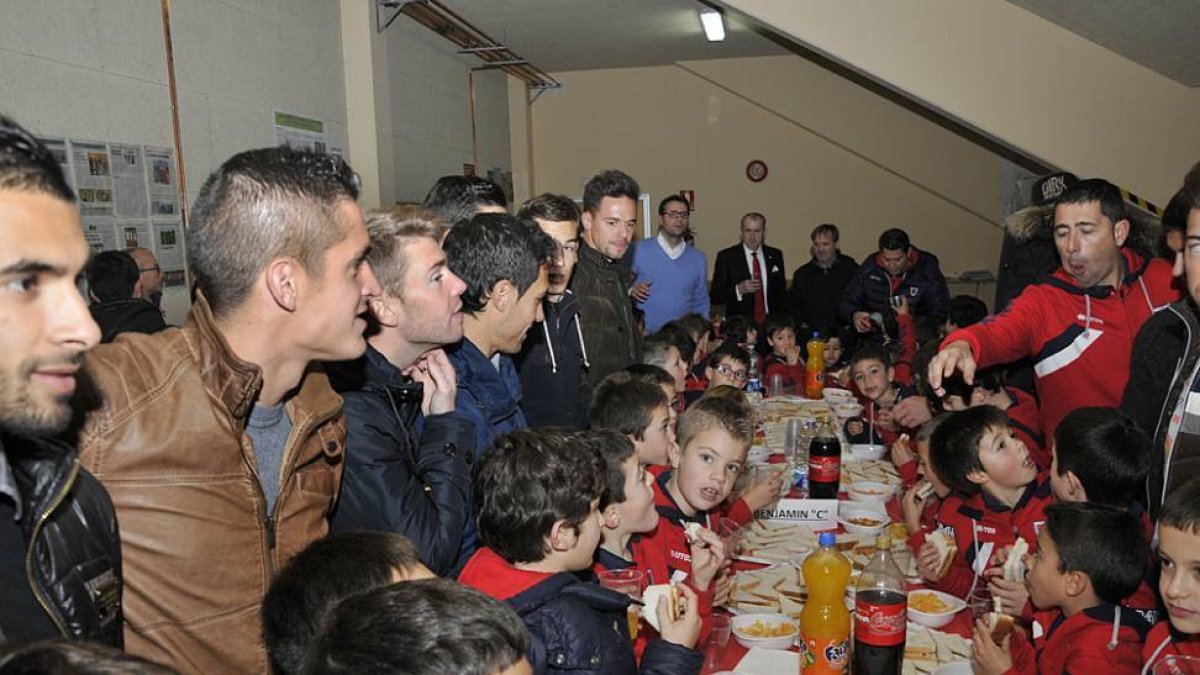 La primera plantilla del Numancia y la cantera compartieron ayer una merienda.-VALENTÍN GUISANDE