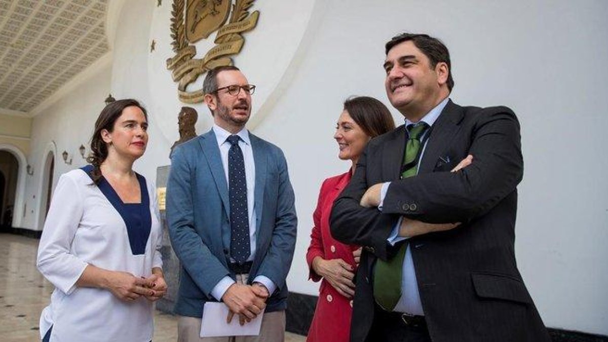 Javier Maroto (2i), José Ignacio Echaniz (d),, Valentina Martínez (2d) y Belén Hoyo (i), en el Palacio Federal Legislativo de la Asamblea Nacional de Venezuela este martes en Caracas-