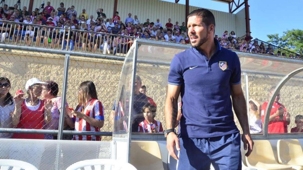 Diego Pablo Simeone durante una de las visita a El Burgo para medirse al Numancia en pretemporada.-ÁLVARO MARTÍNEZ