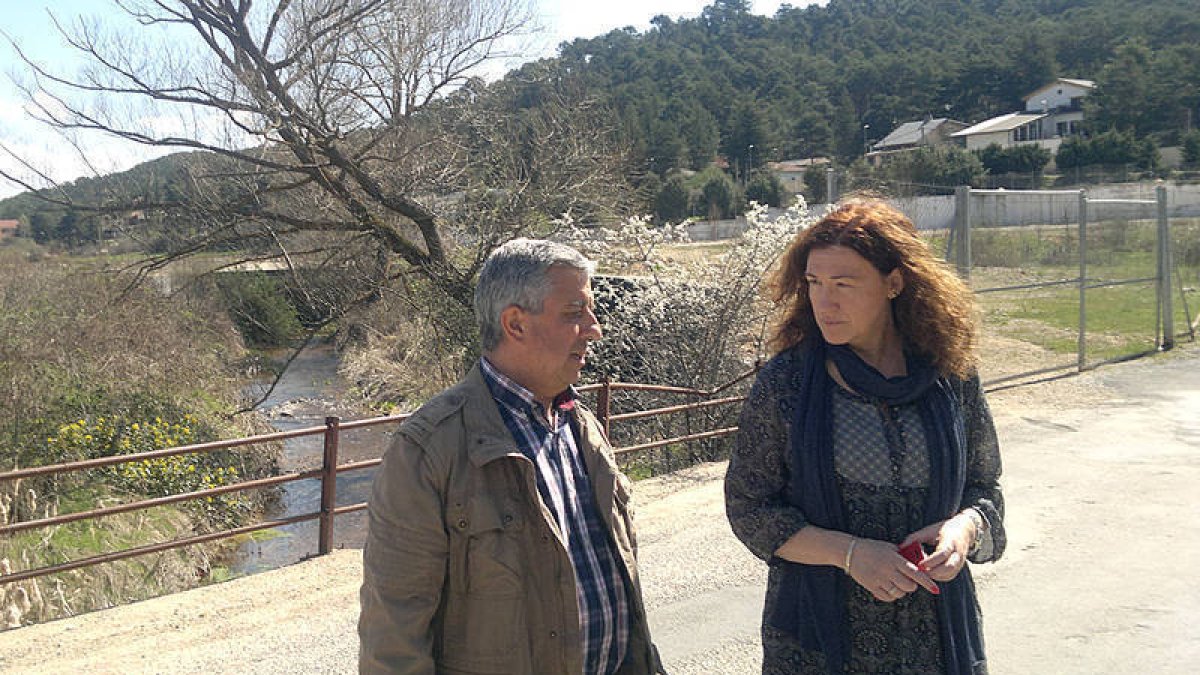 Jesús Elvira junto a María José Heredia ayer en San Leonardo. /SUBDELEGACIÓN-