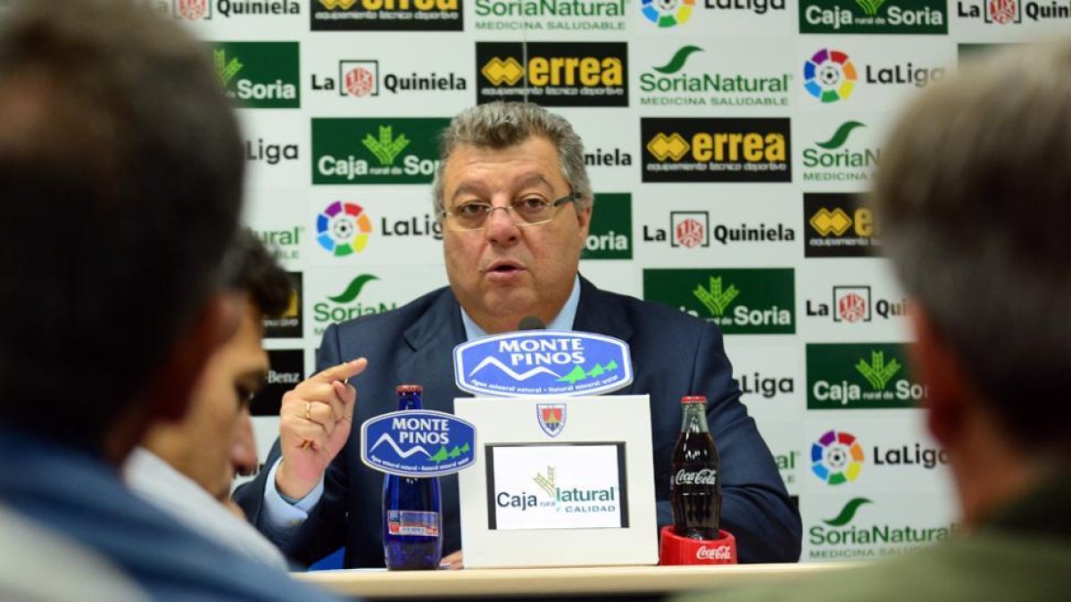 El consejero delegado del Numancia y vicepresidente segundo de la Liga, Víctor Martín, ayer durante su comparecencia ante los medios.-ÁLVARO MARTINEZ