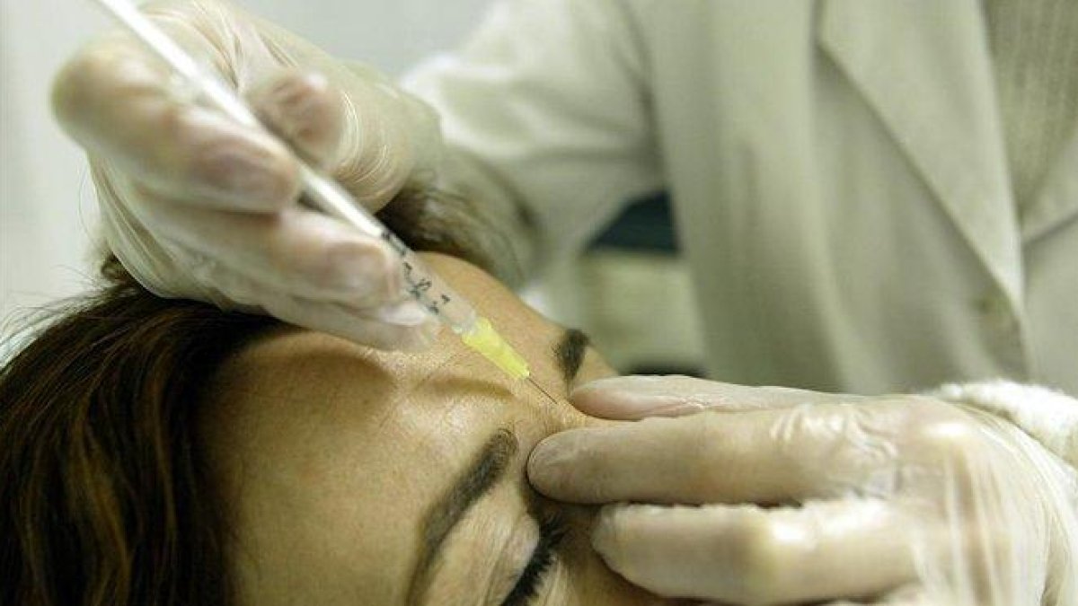 Imagen de un tratamiento antiarrugas en una clínica estética en Madrid.-AGUSTÍN CATALÁN