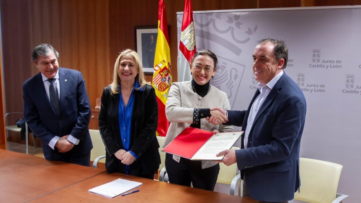 La consejera, María González, entre el presidente de la Diputación y la delegada territorial. G.MONTESEGURO