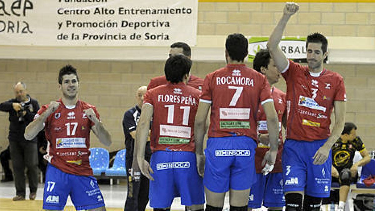 Los jugadores del CMA hacen piña tras sumar un punto en un encuentro. / ÚRSULA SIERRA-